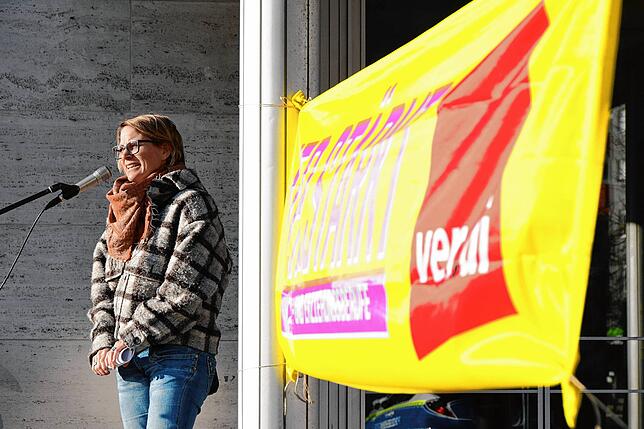 Die stellvertretende Verdi-Landesbezirksleiterin Hanna Binder spricht bei der Kundgebung vor dem Singener Rathaus.