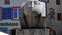 Kein Wasser sprudelt in diesem Sommer aus der Skulptur vor dem Oberen Tor in Waldshut.