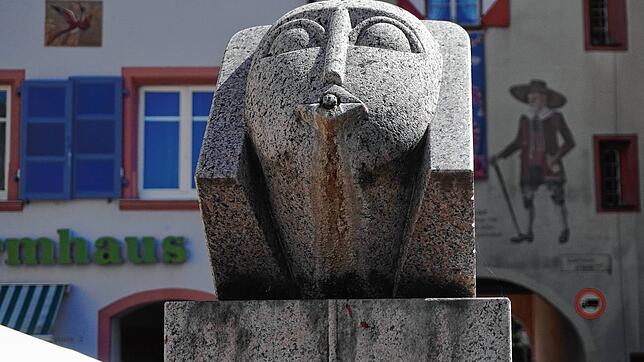 Kein Wasser sprudelt in diesem Sommer aus der Skulptur vor dem Oberen Tor in Waldshut.