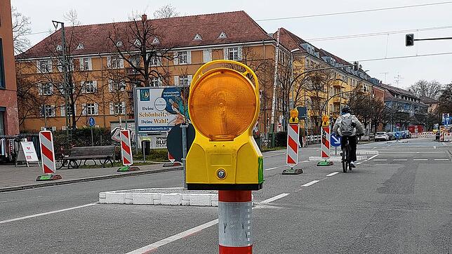 Leuchtet im Dunkeln &ndash; der neue Kopf des Pollers in der Fahrradstraße.
