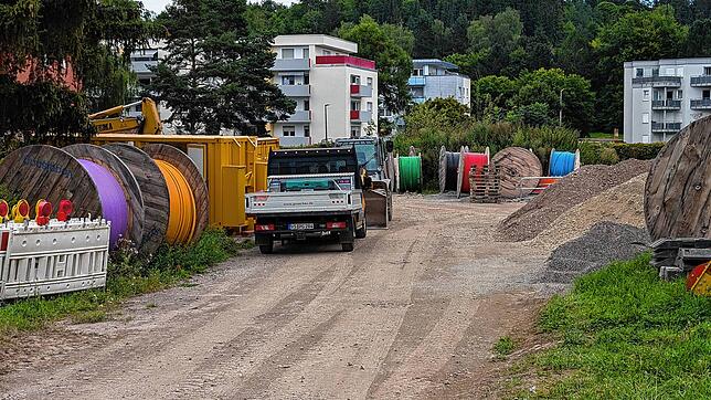 Seit Mitte August 2024 wird an der Villinger Bussardstraße bereits gebaut. Das Gelände wird ans schnelle Internet-Netz angeschlossen. ...