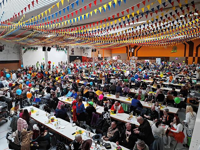 Volle Hütte: Hunderte Mäschgerle wurden bei der Kinder- und Familienfasnet der Stettener Bockzunft bestens unterhalten.