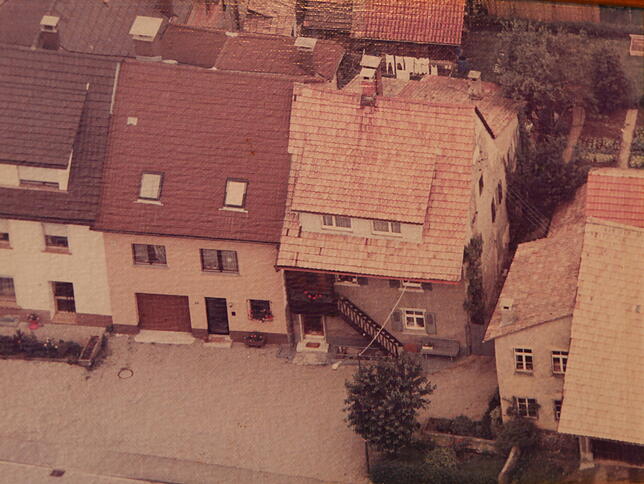 Das Wohnhaus der Familie Hottinger. Das alte Haus mit der Treppe ist rund 200 Jahre alt. Die ehemalige Schreinerei rechts daneben wurde ...