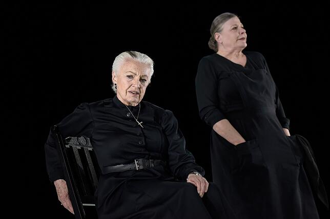 Poncia (Anke Schubert, rechts) versucht vergeblich, Einfluss auf Bernarda (Nicole Heesters) zu nehmen.