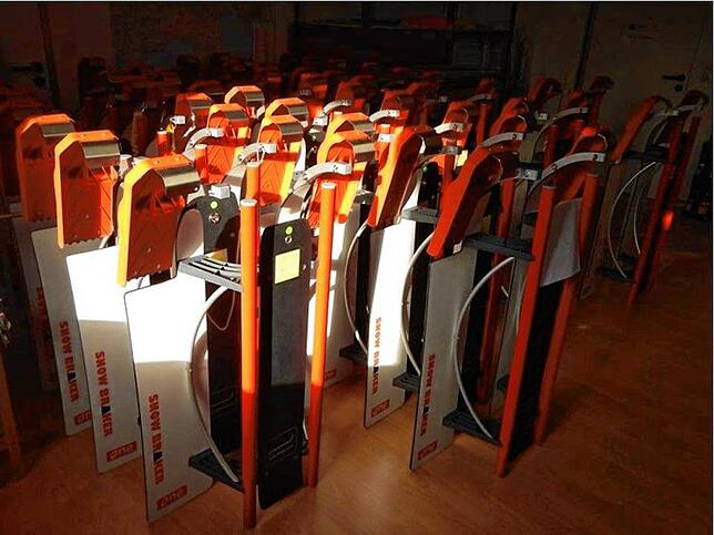Snowbraker-Schlitten stehen fertig aufgereiht in der Konstanzer Manufaktur des Unternehmens. Lieferzeiten gibt es nicht. Die Geräte sind ...