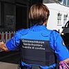 Eine Mitarbeiterin des Grenzwachtkorps des Bundesamtes für Zoll und Grenzsicherheit (BAZG) kontrolliert am Grenzübergang Emmishofer Tor ...