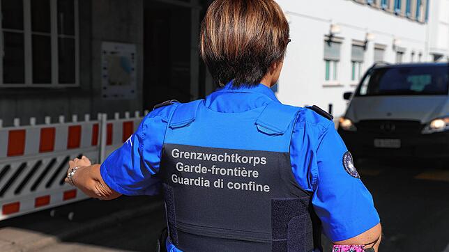 Eine Mitarbeiterin des Grenzwachtkorps des Bundesamtes für Zoll und Grenzsicherheit (BAZG) kontrolliert am Grenzübergang Emmishofer Tor ...