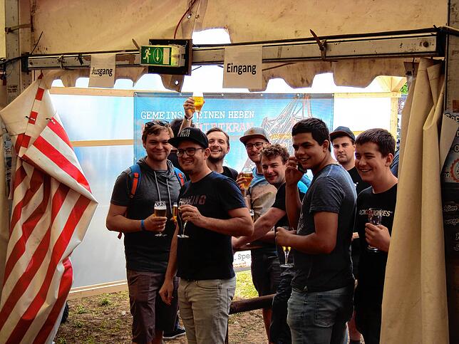 Diese junge Gruppe trifft gerade nach ihrer Wanderung über den Buchberg im Festzelt in Fützen ein. Gut gelaunt freuen sich Fabian Rösch ...