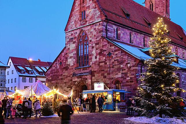 Am Fuße des Villinger Münsters genießen die Besucher am Samstag das Weihnachtsmarktflair.