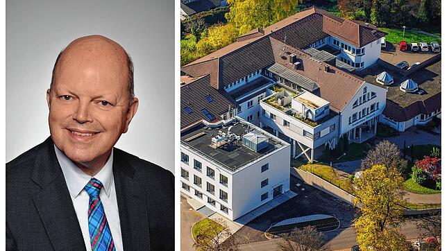 Links der neue Chefarzt Jan Ludolf Kewer und rechts das Krankenhaus Stockach aus der Luft gesehen.