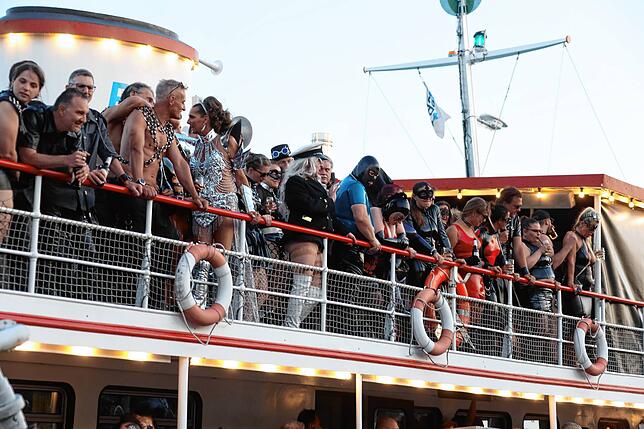 Bild 13: Wenn das Sadomaso-Schiff in Konstanz anlegt, zeigen die Gäste ihre Outfits