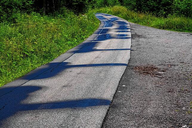 Die Risse und Löcher in der Fahrbahn wurden einfach mit Bitumen verfüllt.