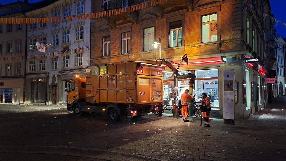 Nach dem Schmotzigen Dunschtig beseitigen Mitarbeiter der Technischen Betriebe Konstanz (TBK) den liegengebliebenen Unrat der Narren.
