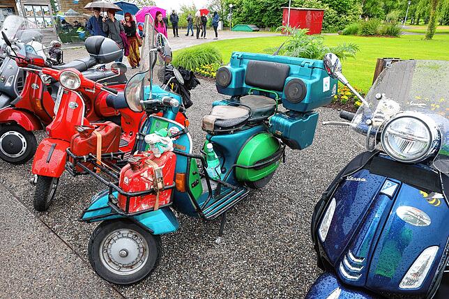Bild 21: Vespa-Treffen am Bodensee: Am Kreuzlinger Hafen kommen drei Nationen zusammen