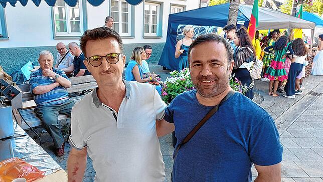 Frisch und traditionell zubereitet: Cengiz Tastan und Aden Süm von JES – Jugend und Elternverein Schwarzwald-Baar e.V. sorgen mit ihrem ...