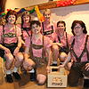 Die Landfrauen sorgen mit ihrem Tanz ganz zünftig für ausgelassene Stimmung. Bilder: Andrea Wieland