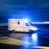 Ein Rettungswagen mit Blaulicht.