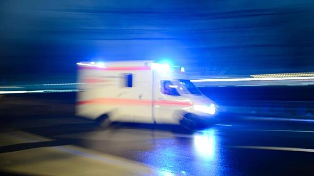 Ein Rettungswagen mit Blaulicht.