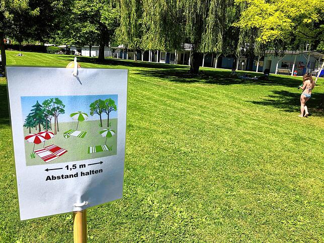 Am Dienstagnachmittag waren nur wenige Besucher im Waldshuter Freibad. Maximal dürfen sich wegen der Corona-Krise 152 Besucher ...
