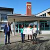 Valentin Heilig von der DEVK überreicht den symbolischen Scheck. Von links: Valentin Heilig, Realschullehrerin Nicole Markhardt, ...