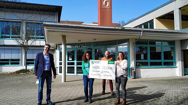 Valentin Heilig von der DEVK überreicht den symbolischen Scheck. Von links: Valentin Heilig, Realschullehrerin Nicole Markhardt, ...