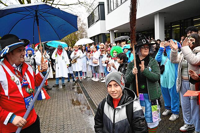 Närrisches Treiben herrschte auf dem Schulhof der Schule am Hochrhein. Die Schüler hatten schon vor dem Eintreffen der Narren eine ...
