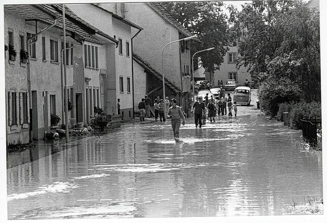 Die Klosterstraße in Grießen steht beim Jahrhunderthochwasser unter Wasser. (Archivbild 1975)