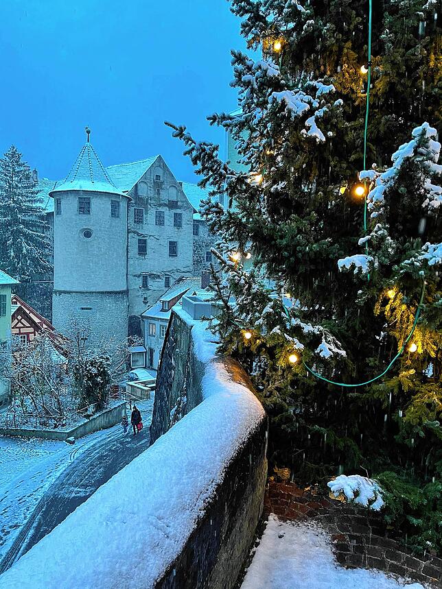 Rechts im Bild ein beleuchteter Weihnachtsbaum. Unten auf der Meersburger Steigstraße ist erst wenig Betrieb.