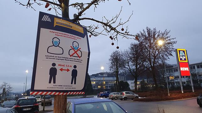 Maskenpflicht gilt nun auch auf den Parkplätzen der Supermärkte und Discounter in der Region, wie hier in Wehr.