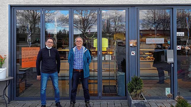 Backstube und Konditorei der Bäckerei &bdquo;Laib & Seele&ldquo; laufen weiter auf Hochtouren. Nur die Terrasse ist wegen Corona ...