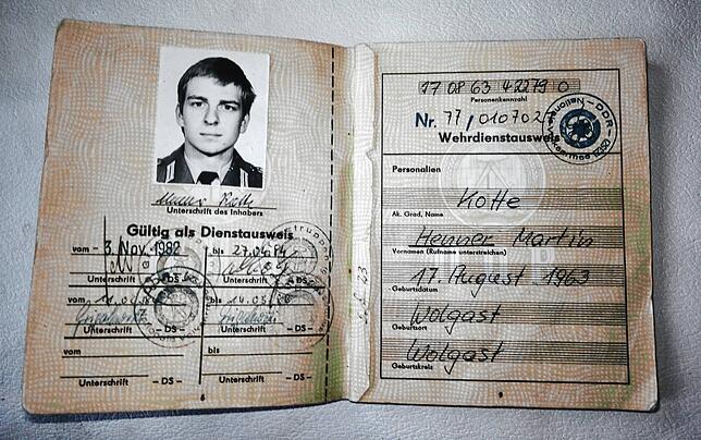 Der Wehrdienstausweis von Henner Kotte von 1982. Kotte wurde 1963, zwei Jahre nach dem Bau der Berliner Mauer, in Wolgast an der Ostsee ...