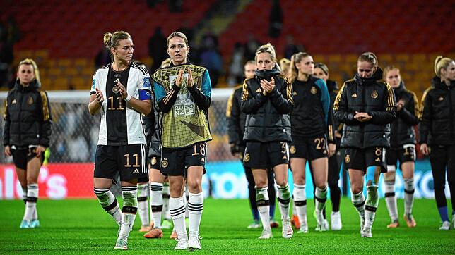 Deutschlands Alexandra Popp (l) und Melanie Leupolz applaudieren nach der Partie.