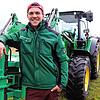 Sein Traum von einer eigenen Landwirtschaft soll sich hier erfüllen: Der 22-jährige Simon Hack steht auf einer Wiese aus dem ...