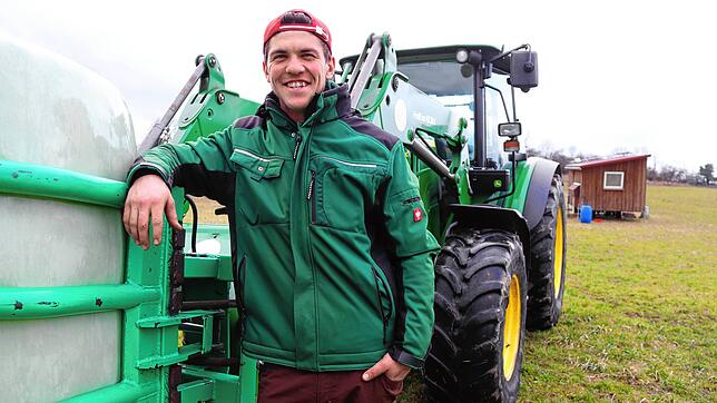 Sein Traum von einer eigenen Landwirtschaft soll sich hier erfüllen: Der 22-jährige Simon Hack steht auf einer Wiese aus dem ...