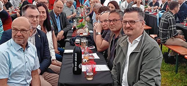 Unter den viel Ehrengästen sind auch die Bürgermeister Adrian Schmidle aus Murg (vorne rechts) und Ulrich Krieger aus Laufenburg ...