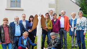 Die Künstler, die Initiativgruppe und weitere Beteiligte am Skulpturenweg (stehend, von links): Michael Kussl, Walter Zepf, ...