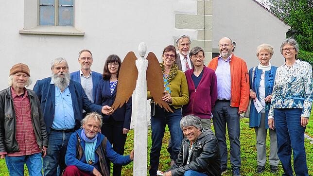 Die Künstler, die Initiativgruppe und weitere Beteiligte am Skulpturenweg (stehend, von links): Michael Kussl, Walter Zepf, ...