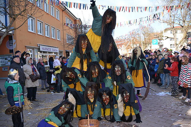 Die Ried-Hexen aus Hochemmingen zeigen eine respektable Pyramide, die untersten Hexen müssen dabei ganz schön was aushalten.