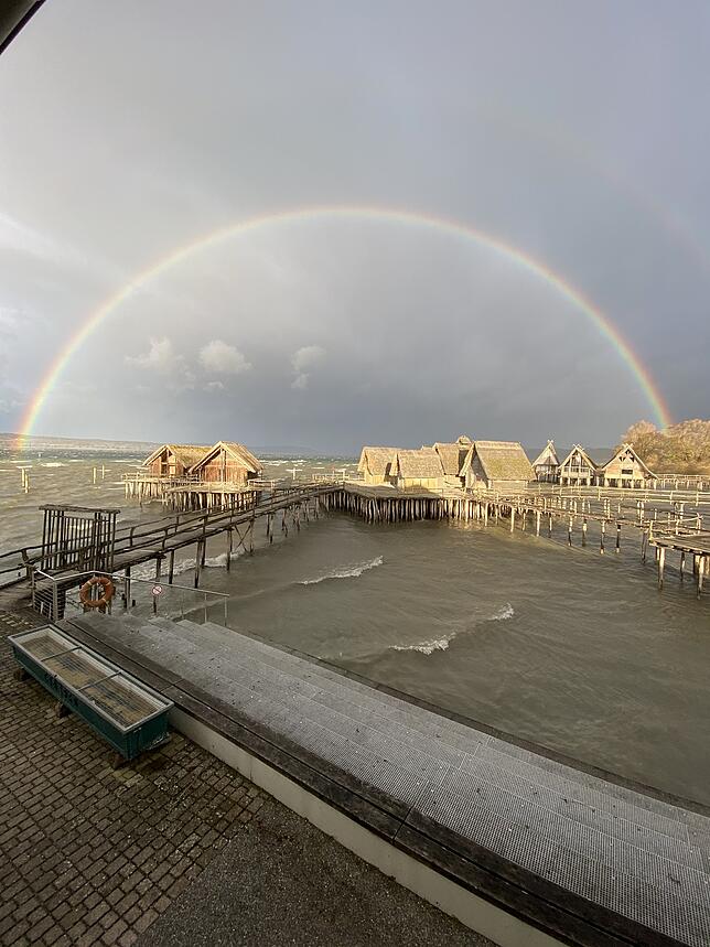 Blick auf die Pfahlbauten in Uhldingen: Sturm „Sabine“ zauberte am Montag in Kombination mit Regen und Sonne einen ...