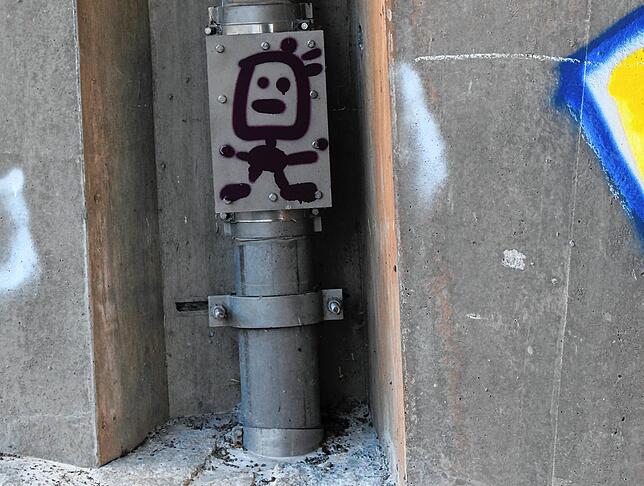 Bild 7: Kunst am Bau oder Vandalismus? Graffiti-Sprayer haben sich auf der neuen Bundesstraße 31 bereits verewigt