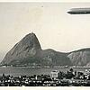 Exotischer geht es kaum: LZ 127 &bdquo;Graf Zeppelin&ldquo; über der Copacabana-Bucht von Rio de Janeiro.