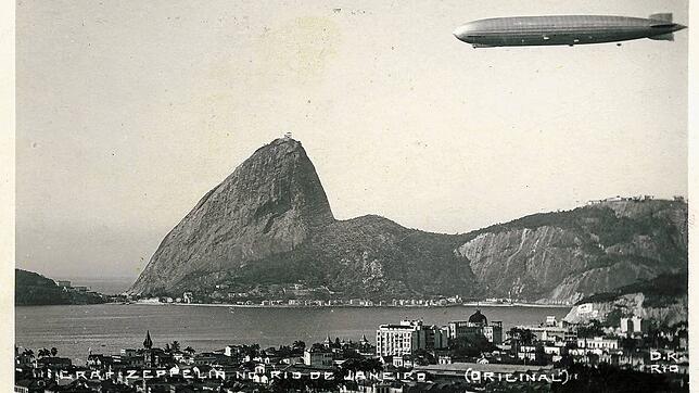 Exotischer geht es kaum: LZ 127 &bdquo;Graf Zeppelin&ldquo; über der Copacabana-Bucht von Rio de Janeiro.