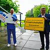 Volker Wenzel vom Klinikum und Oberbürgermeister Andreas Brand zeigen stolz das Ergebnis der Bemühungen: Allein aus Friedrichshafen ...