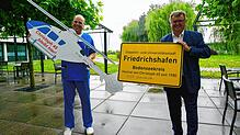 Volker Wenzel vom Klinikum und Oberbürgermeister Andreas Brand zeigen stolz das Ergebnis der Bemühungen: Allein aus Friedrichshafen ...