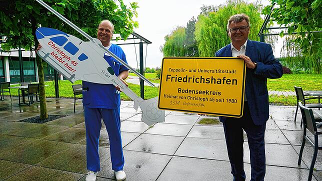 Volker Wenzel vom Klinikum und Oberbürgermeister Andreas Brand zeigen stolz das Ergebnis der Bemühungen: Allein aus Friedrichshafen ...