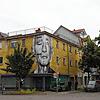 Von der Tristesse zum Hingucker: Am Gottmann-Platz sorgt ein Foto-Druck an der Hauswand eines Eckgebäudes für Aufmerksamkeit.