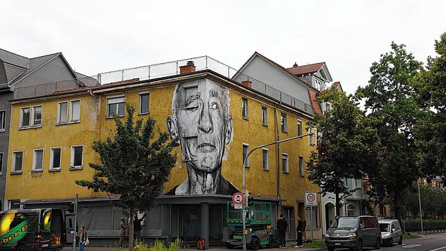 Von der Tristesse zum Hingucker: Am Gottmann-Platz sorgt ein Foto-Druck an der Hauswand eines Eckgebäudes für Aufmerksamkeit.