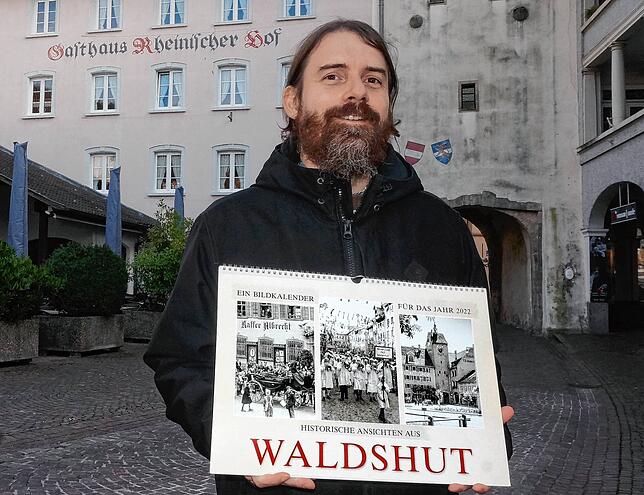Das alte Waldshut in Bildern: Stadtarchivar Ingo Donnhauser mit dem historischen Kalender 2022, der Schwarz-Weiß-Fotos von Waldshut von ...