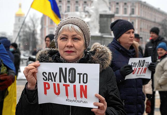 Eine Demonstrantin hält ein Plakat während einer „Say NO to Putin“ („Sag Nein zu Putin“)-Kundgebung in der Nähe ...