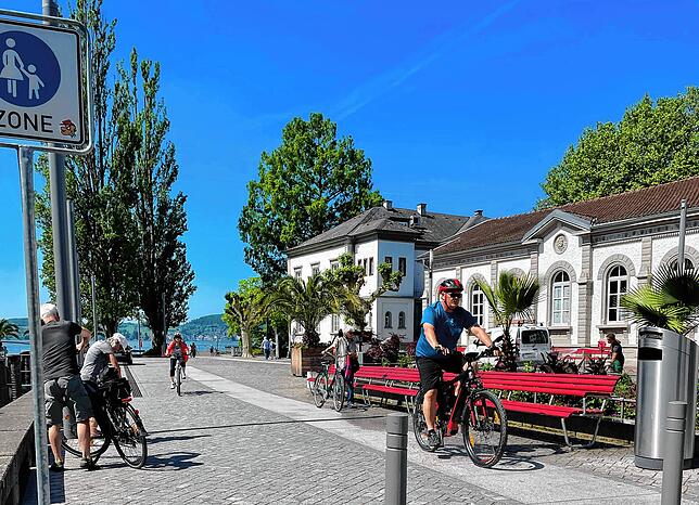 Nicht alle Radfahrer halten sich an der Uferpromenade und in anderen Fußgängerzonen an die Regeln.
